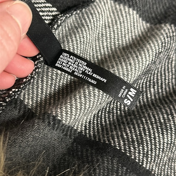Torrid like new fleece plaid hooded cover up black white toggle front poncho - Picture 5 of 6